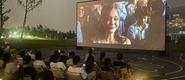 （精品色爽美男进美女屄屁眼屄洞美女转载）成都秋夜“新耍法”：到公园看坝坝电影
